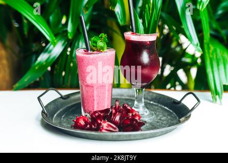 Smoothie Hibiscus et thé glacé sur une nappe blanche Banque D'Images