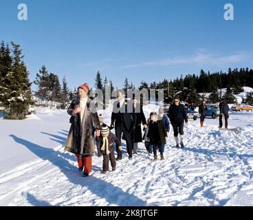 Gauddal février 1973 Princesse Margrethe II du Danemark en vacances de ski en Norvège. Ici, avec l'homme, le prince Henrik et leurs deux enfants, Frederik (né en 1968) et Joachim (né en 1969), tous deux avec un chapeau rayé. Photo: NTB *** photo non traitée ***** Banque D'Images