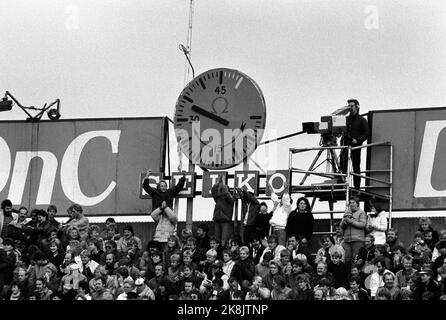 Oslo 19851020 Ullevaal Stadium. La finale de la tasse. Lillestrøm - Vålerenga 4-1. Ici des stands avec l'horloge classique et un photographe de télévision. Photo: NTB / NTB Banque D'Images