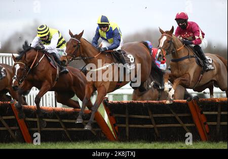 Photo du dossier datée du 30-01-2021 de la colline Fern de Ben case (au centre), qui peut faire un retour gagnant dans le Chase handicap limité d'Inscapes novices à Chepstow. Date de publication : lundi 24 octobre 2022. Banque D'Images