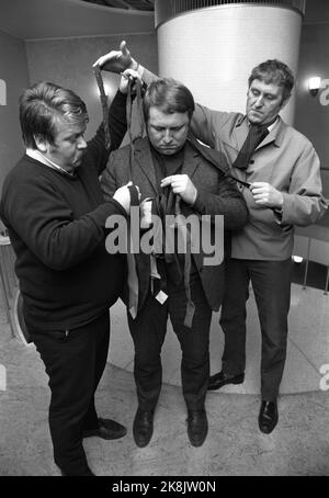 Oslo à l'automne 1969. Le personnel du programme de divertissement de NRK Television « Merci pour ça » a frappé Slipstvangen dans les restaurants les plus raffinés. Ici, ils essaient d'apprendre l'art noble de la maille de tissu, sans qu'il semble aider quelque chose en particulier. Par ex. Harald Heide-Steen Jr, Rolv Wesenlund et Gunnar Haugan. Photo par Ervik / actuel / NTB. Banque D'Images