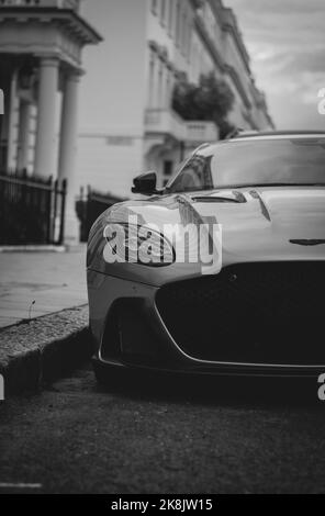 Un cliché vertical d'un DBS Aston Martin stationné dans les rues de Londres Banque D'Images