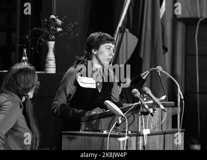 Oslo 16 mars 1975. Le parti de gauche socialiste tient le Congrès national. Ici Torild Skard sur la chaire. Photo: Henrik Laurvik / NTB Banque D'Images