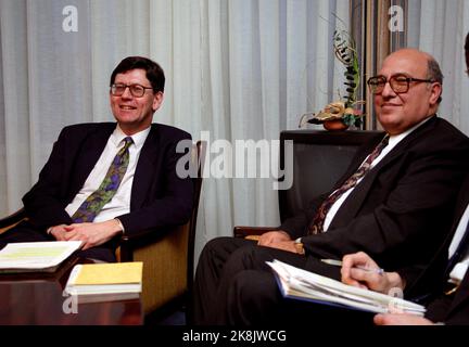 Oslo 19950216 le ministre palestinien de la planification, Nabil Shaath, à Oslo. Ici avec le ministre des Affaires étrangères Bjørn Tore Godal (TV) photo: Gunnar Lier / NTB Banque D'Images