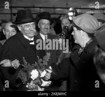 Oslo, novembre 1954. 'Albert Schweitzer, som kom à Oslo 2. nov. Pour škvittere pour fredspreved med den obligatoriiske Nobel-talen, må ha følt varmen strømme mot seg helt fet øyeblikk han satte foten på perrongen på Østbanen. Utenfor stasjonen var det nesten comme folksomt som når en idrettsstjerne kommer hjem. Folk trengte seg på for šfå et glimt av denne store humanisten fafrikas urskog, mannen som ga avkall på den strålende karrière han rike intellektuelle og kunstneriske utrustning hadde sikret Ham, for slåss sykner sket skog skog skog skog slås slås burning. . Banque D'Images