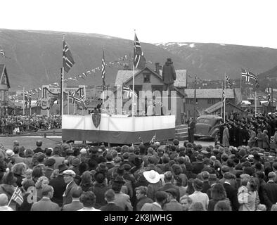 Tromsø 194607. Le roi Haakon visite Tromsø pour voir la récupération de la ville après la Seconde Guerre mondiale Ici, nous voyons le discours du roi Haakon, une grande foule était présente. Drapeau norvégien. Photo: Archives NTB / NTB Banque D'Images