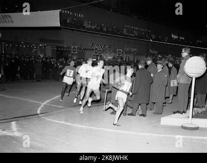 Oslo 19650401 BUL organise la première course dans les rues d'Oslo, et plus de 10 000 spectateurs ont vu Mariano Cisneros (M. 1 sur sa poitrine) battez Thor Helland et Pål Benum. Le sentier a parcouru plus de 7 tours dans un sentier de 1000 mètres à Vestre Vika. Voici quelques-uns des meilleurs, y compris le gagnant en action. Photo: NTB / NTB Banque D'Images