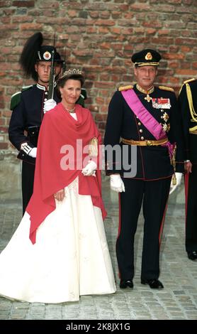 Oslo 19970528 : la reine Sonja et le roi Harald arrivent à la Journée de la Gallama à Akershus dans le cadre de la visite d'État du roi Albert II et de la reine Paola de Belgique en Norvège. La Reine en robe de gala blanche avec châle et diadem rouges. Photo: Jon EEG NTB / NTB Banque D'Images