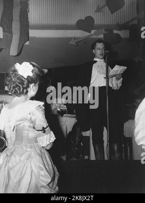 Oslo. Le restaurant arc-en-ciel. Nuit de carnaval en signe de coups de feu. L'association des écrivains tient le carnaval de l'année de tournage à Oslo pour le revenu des écrivains âgés et improductifs et des veuves d'écriture. Ici, André Bjerke qui lit son prologue que presque personne n'a entendu p.g.a. Le bruit dans la chambre. Photo: NTB Banque D'Images