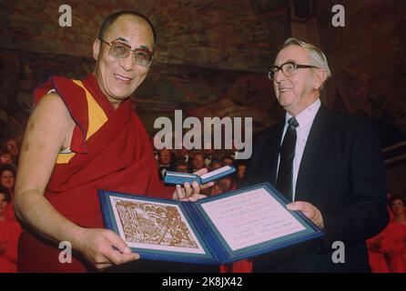 Oslo 19891210: Le Prix de la paix: Prix Nobel de la paix 1989 au leader spirituel du Tibet en exil le Dalaï Lama. La cérémonie a eu lieu dans l'auditorium de l'Université. Ici, Lama reçoit le prix du président du comité Nobel, Egile Aarvik. Photo: Inge Gjellesvik / NTB / NTB Banque D'Images