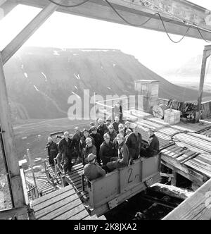 Svalbard, Longyearbyen, 1963. Exploitation minière dans la mine V, dans les montagnes d'Adventdalen. Les mineurs sont prêts pour le travail, tout le monde est assis dans la voiture de chemin de fer, l'ascenseur qui les amènera dans la mine, à 3 km dans la montagne. La mine V a été nommée d'après le roi Olav V, lorsqu'il a visité Longyearbyen. Photo: Aage Storløkken / actuel / NTB Banque D'Images