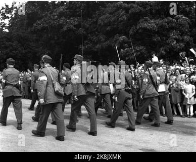 Oslo 19450609 Journées de la paix 1945. Accueil le jour de la réception. Le front de mer de Karl Johans part en direction du château et est rejeté par de grandes foules. Ici, une compagnie Home fait face aux soldats sur leur chemin jusqu'au château. Le soldat # 2 de v. porte le téléphone mobile / l'équipement de liaison dans une boîte à l'arrière. Photo: NTB / NTB Banque D'Images