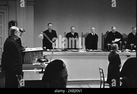 Oslo 19450910. L'affaire Landssvik contre Vidkun Quisling en Cour d'appel d'Eidsivating. Quisling (t.v. debout) tandis que Lagmann Solem annonce la peine de mort. Stock photo NTB / NTB Banque D'Images