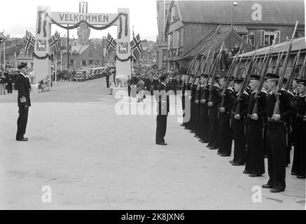 Tromsø 194607. Le roi Haakon visite Tromsø pour voir la récupération de la ville après la Seconde Guerre mondiale Ici, nous voyons le roi Haakon (t.v.). Portail de bienvenue intégré à la visite en arrière-plan. Drapeau norvégien. Photo: Archives NTB / NTB Banque D'Images