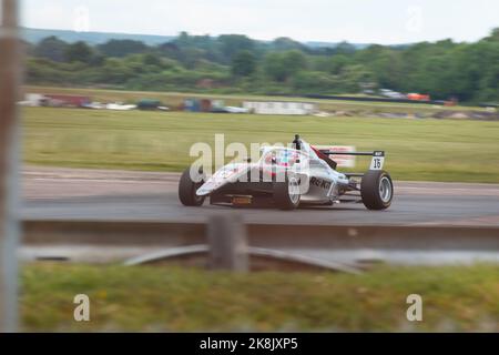 Une voiture de championnat ROKiT F4 sur la piste de Thruxton Banque D'Images