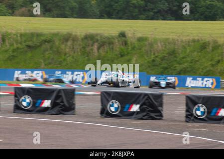 Une voiture de championnat ROKiT F4 en virage sur la piste de Thruxton Banque D'Images