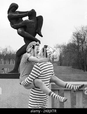 Oslo 19690510: Jeune femme et homme portant un maillot de bain de style rétro. Cette mode de maillot de bain est d'autour de 1920s, mais a de nouveau évasé à l'été de 1969. Le couple imite l'une des statues de Gustav Vigeland dans le parc Frogner. Extrait du texte dans le courant: 'Les personnes âgées étaient avec des larmes dans leurs yeux comme nous avons présenté les maillots de bain. La vente du nouveau vieux maillot de bain a été frappante, en particulier parmi le charbon de bois russe de cette année, qui a misé sur les bandes. Les combinaisons peuvent être achetées n'importe où pour une application Button Femmile. ' Photo: Aage Storløkken / actuel / NTB Banque D'Images