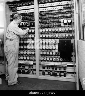 Skien 19590725, « la plus grande et la plus rapide machine à papier de Norvège ». La cellulose, la pâte de bois et le papier sont maintenant produits dans l'ancien monastère. Voici Union Bruk, qui est l'une des sept usines du Groupe de l'Union, le plus grand fabricant de papier de Norvège. L'électricien est toujours présent et s'assure que le cœur de la machine tourne autour de l'horloge. Photo: Aage Storløkken / actuel / NTB Banque D'Images