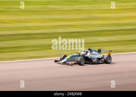 Une voiture de championnat ROKiT F4 sur la piste de Thruxton Banque D'Images