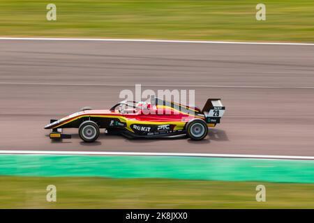 Une voiture de championnat ROKiT F4 sur la piste de Thruxton Banque D'Images