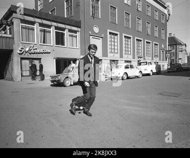 Oslo sur 13 mai 1967. Des célébrités essaient un nouveau jouet. Un nouvel ancien ravage le pays, l'anneau de Jenka. L'équipement se compose d'une bille en plastique à l'extrémité d'une corde attachée à un anneau. L'exercice est simple, mais exigeant: L'anneau est attaché à la jambe droite qui met le cordon en circulation. Ainsi, il est important de sauter avant d'obtenir les chevilles fusionnées comme le méchant dans un film agent. Voici le joueur de football Kjell Kaspersky capturé par le ballon. La photo a été prise à Torshov. Photo: Ivar Aaserud / courant / NTB Banque D'Images