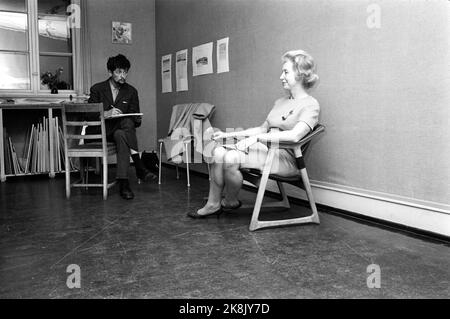 Oslo novembre 1966 l'acteur Wenche Foss est conçu par dix artistes norvégiens différents, tous membres de la société des jeunes artistes. Elle est ici conçue par Aelle Raaen, présidente de l'UKS. Photo: Ivar Aaserud / courant / NTB Banque D'Images
