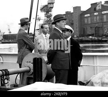 Oslo 19550914. Le prince héritier Olav et le prince Harald accueillent l'équipage et les officiers à bord du navire 'M/S Chr. Bjelland' de Stavanger est situé à Oslo avant le départ pour l'île de Pâques. Ici, nous voyons le prince Harald avec chapeau (F.) Thor Heyerdahl au milieu et le prince héritier Olav avec un chapeau devant. Photo: Jan Nordby / Archives NTB Banque D'Images