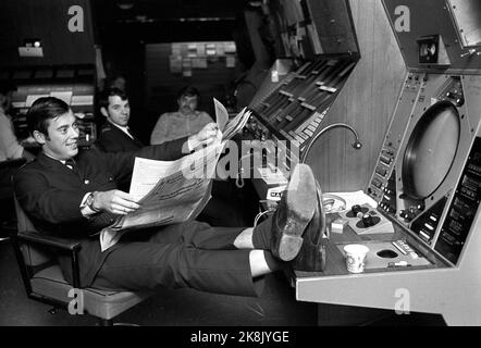 Fornebu 19711022 les contrôleurs aériens de la tour de Fornebu ont notifié une grève de deux jours. Les contrôleurs de la circulation aérienne sont en service dans la tour, mais ne fonctionnent pas. Ici, les contrôleurs de trafic aérien à la table de contrôle. Le directeur de la circulation aérienne, Reidar Carlsen, a lu dans le journal la grève. Photo: NTB / NTB Banque D'Images