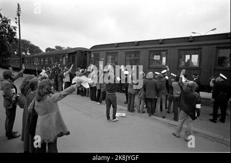 Oslo197206. La Compagnie tzigane de 65 Tsiganes apatrides, qui sont venus en Norvège de Finlande sans permis d'entrée, a été expulsée et transportée hors du pays avec des cartes de police. Les voitures tziganes étaient en si mauvais état que le compagnon a été transporté par un train spécial de NSB de Fauske à Kristiansand. À Oslo, des manifestants étaient présents lorsque le train passait devant la place de l'hôtel de ville tôt le matin, mais un grand nombre d'agents de police ont obtenu le nettoyage de la piste du port. Photo NTB / NTB Banque D'Images