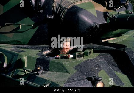 1990 août - la princesse Märtha Louise visite les forces armées. Ici elle est à bord d'un char. Réservoirs. Photo: Knut falch / NTB Banque D'Images