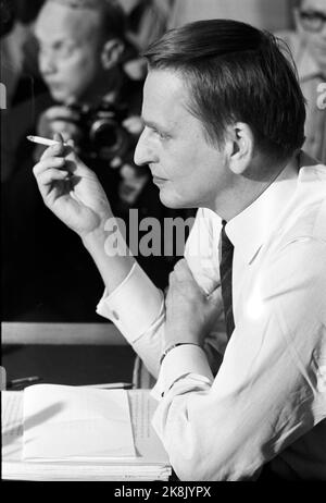 Stockholm 19700827 Palme grèves. Conférence de presse avec le Premier ministre Olof Palme, où il joue un rôle dramatique dans les affaires suédoises en annonçant un arrêt des prix. Palme a l'avis, et il va à l'encontre des élections sur 20 septembre. Ici, Palme fume une cigarette pendant la conférence de presse. Photo: Par Ervik / actuel / NTB Banque D'Images