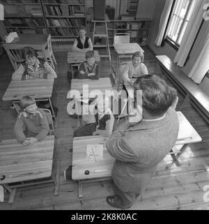 Oslo 1956. L'école Bjørnholt Tore, âgée de sept ans, sur le lac Skjærsjøen, se trouve au milieu de la salle de classe devant l'école Bjørnholt. Il n'a qu'une salle de classe et des étudiants de 7 à 13 ans .. L'enseignant se tient devant les bureaux. Photo: Sverre A. Børretzen et Aage Storløkken / actuel / NTB Banque D'Images