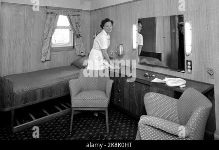 Newcastle, Angleterre, mai 1956. Le nouveau phare de la lignée norvégienne américaine, le MS Bergensfjord, est préparé à la cour avant Jomfrutur en Norvège. Ici, l'une des cabines rend une cabine prête. Photo: Sverre A. Børretzen / actuel / NTB Banque D'Images