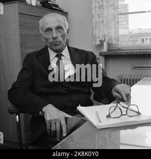 Oslo juin 1959 politicien Martin Tranmæl (1879/1967) Tranmæl était une figure centrale du Parti travailliste norvégien et de l'Organisation nationale. Voici une situation d'entrevue sérieuse avec Tranmæl. Photo: Børretzen / courant / NTB Banque D'Images