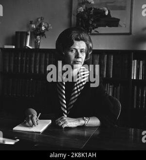 Oslo 19651012 changement de gouvernement. Le gouvernement Gerhardsen prend sa retraite et le gouvernement Borten prend la relève. Ici, changement dans le ministère de la Justice. Ragnhild Elisabeth Schweigaard Selmer prend la relève de la ministre de la Justice. Photo: NTB / NTB Banque D'Images