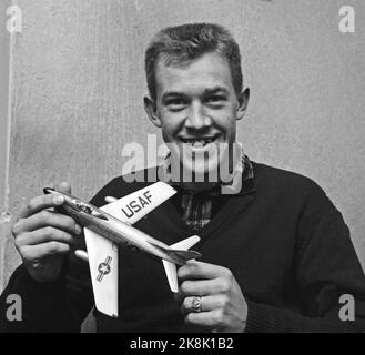 Heggedal en hiver 1959, les cavaliers de ski et les vols à jet Torbjørn Yggeseth sont prêts pour les Jeux Olympiques de Squaw Valley. Ici avec un plan de jeu entre vos mains. Photo: Ivar Aaserud / courant / NTB Banque D'Images