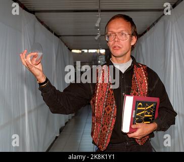 Oslo sur 7 novembre 1991. Pål Steigan a été rédacteur en chef du nouveau lexique de Cappelen, qui a été présenté à la presse à Oslo jeudi. Le disque CD de 16 grammes à sa droite contient le même que le lexique de 1000 pages de 3 kg sous son bras gauche. Photo: Agnete Brun / NTB / NTB Banque D'Images