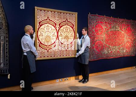 Londres, Royaume-Uni. 24 octobre 2022 .UN IMPRESSIONNANT PANNEAU DE VELOURS, dinde ottomane, 17th centuary, estimation GBP 200 000-300 000. Faits saillants de la vente aux enchères de Christie's Art of the Islamic and Indian World's, y compris les tapis et tapis orientaux. La vente a lieu le 27 octobre à Christie;s King Street .Credit: amer ghazzal/Alamy Live News Banque D'Images