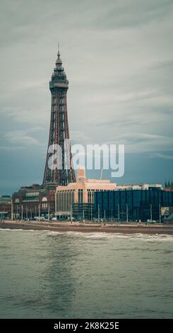 Vue verticale de la tour Blackpool surplombant la côte de la mer irlandaise dans le Lancashire, au nord-ouest de l'Angleterre Banque D'Images