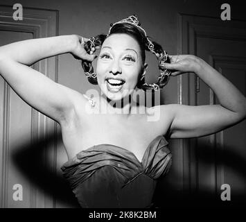 Oslo 195403. Josephine Baker est de nouveau venue à Oslo. À Bristol, elle accueille ses auditeurs avec des chansons sur l'amour et d'autres choses importantes dans la vie. Elle n'est pas habillée de bananes maintenant, mais dans des robes soigneusement personnalisées de Dior. Le corps est toujours son serviteur obéissant, grésillant avec des humeurs de petites pinces et chante en français et en anglais. En bref, toute la figure envoie des charges électriques de joie de vie. Photo: Sverre A. Børretzen / actuel / NTB Banque D'Images