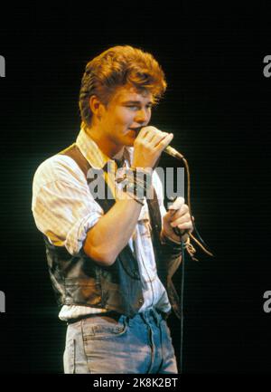 Vienne, Autriche 1986-11: A-ha le groupe pop norvégien 'A-ha' organise un concert à Vienne sur 1 novembre 1986. Ici sur scène Morten Harket. /Bracelet/ photo: Morten Hvaal / NTB Banque D'Images