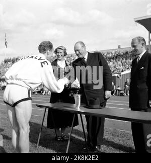 Sarpsborg 19540815 NM en athlétisme. Trophée royal d'Audun Boysen. Les garçons reçoivent le trophée du prince héritier Olav. Photo: NTB / NTB Banque D'Images
