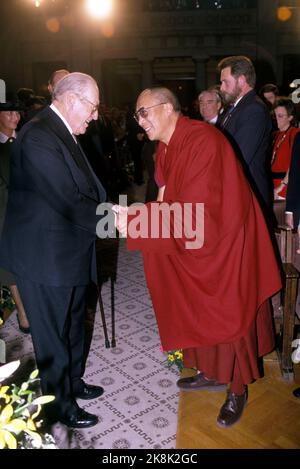 Oslo 19891210: Le Prix de la paix: Prix Nobel de la paix 1989 au leader spirituel du Tibet en exil le Dalaï Lama. La cérémonie a eu lieu dans l'auditorium de l'Université. Ici, il salue le roi Olav. Photo: Knut falch / NTB Banque D'Images