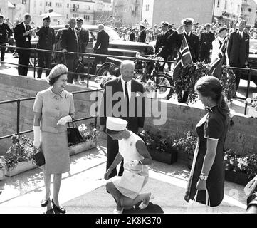 Åndalsnes 19690809. La reine Elizabeth II en visite en Norvège avec la famille. Ici, ils sont accueillis par la princesse Sonja, qui n'est pas profondément pour la reine Elizabeth, alors que la princesse Anne se tient et la voit tout. Archive NTB. / NTB Banque D'Images