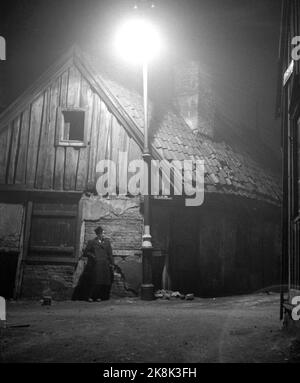 Oslo 19460126. Lyspæreproduksjon hos Den Kooperative Landsforenings fabrikk Luma i Oslo. Fabrikken er en av de største i landet og produser ca. 5000 glødelamper om dagen. Son ser vi en enslig lyktestolpe inne mellom all falleferdigheten på Nedre Vaskegang ved Akerselva. Foto: Skotaam Aktuell / NTB Oslo 19460126. Production d'ampoules à l'usine coopérative appelée Luma à Oslo. C'est l'une des plus grandes usines de Norvège, produisant environ 5000 ampoules par jour. Cette photo montre un seul poteau de lampe au milieu d'une partie tumbledown d'Oslo, près de la rivière Akerselva. Photo: Skotaam/ Banque D'Images