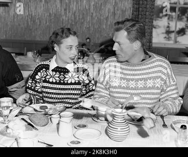 Norefjell 19530222. La princesse Ragnhild et Erling Lorentzen sur le ski de Norefjell. Nous voyons ici la princesse Ragnhild pendant le déjeuner avec son fiancé Erling Lorentzen. PHOTO: NTB ARKIB / NTB Banque D'Images