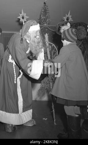 Oslo 195312. Il approche la fin de Noël. Dans quelques heures, le tapis se glissera pour la grande fête, avec l'arbre de Noël comme centre fédérateur. Rarement le monde est si plein d'aventures pour les petits que ces jours-ci. Être avec la mère et le père aux expositions est l'un des éléments réguliers du programme avant Noël pour tous les enfants de la ville. Photo: Sverre A. Børretzen / actuel / NTB Banque D'Images