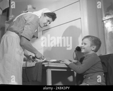 Oslo 1950107: La femme au foyer est une bonne aide pour obtenir quand la mère est malade. Ici, la femme au foyer Solbjørg Slotvik, qui porte des vêtements avec la famille Gulbrandsen, tout en supiant les enfants. La femme au foyer est en uniforme. Photo: NTB / NTB Banque D'Images