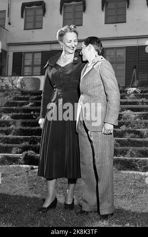 Skaugum, Asker 19490511 Une princesse de couronne souriante Märtha avec son fils, le prince Harald. La relation étroite entre les deux est clairement indiquée sur cette photo. Photo: NTB / NTB Banque D'Images