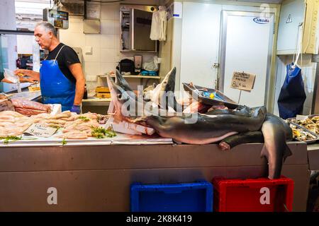 Fishmonger à l'intérieur du marché alimentaire couvert de Cadix, Mercado Central de Abastos, Cadix, Andalousie, Espagne. Banque D'Images